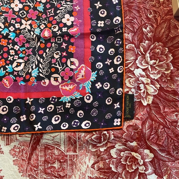 Louis Vuitton silk scarf called Lily. Never used. Rare and unusual color. - Picture 3 of 4